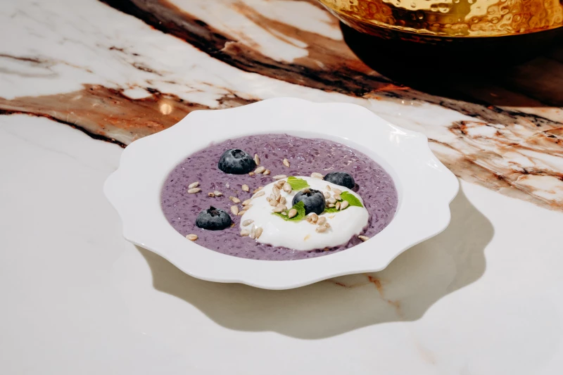 Каша рисовая с черникой и муссом из кокосового молока
