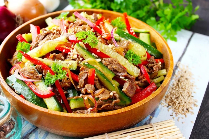 САЛАТ С ГОВЯДИНОЙ И ОВОЩАМИ