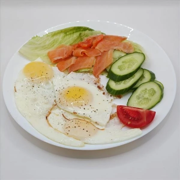 Глазунья с красной рыбой