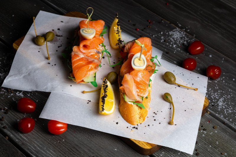 Брускетты с малосольной сёмгой
