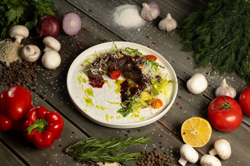 Салат гриль с перечной вишней 