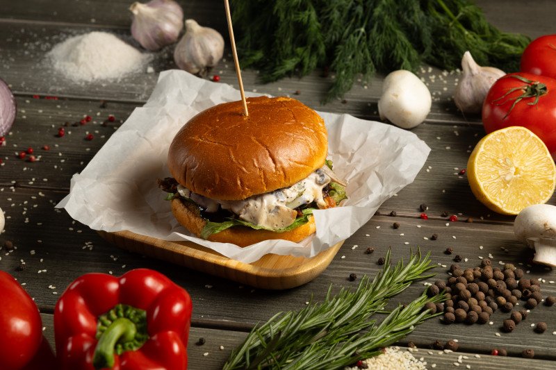 Бургер с рваной свининой 