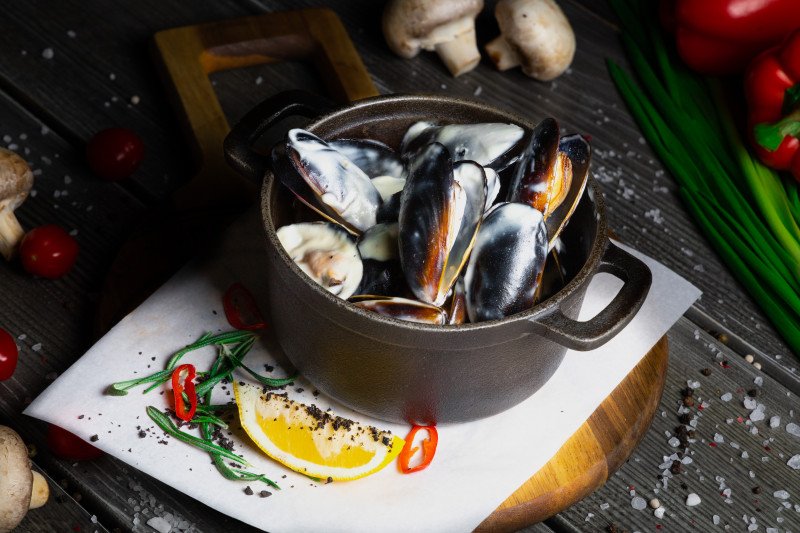 Котелок мидий в сливочном соусе Морне