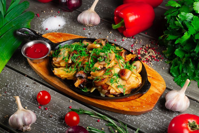 Жареха картофель с грибами 