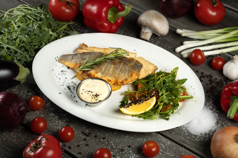 Сибас с обжаренным картофелем