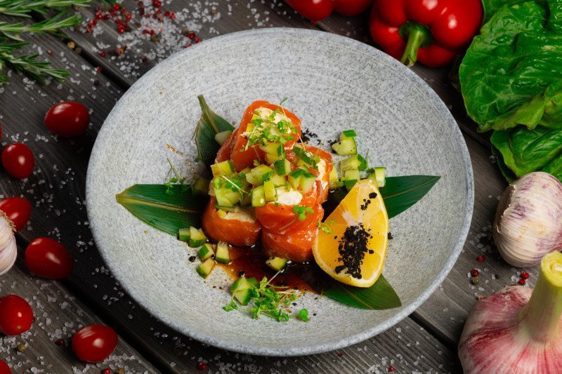 Рулетики из малосольной семги 