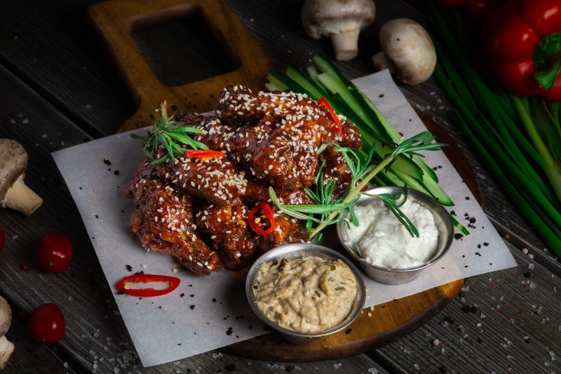 Куриные крылья с соусом блю чиз 