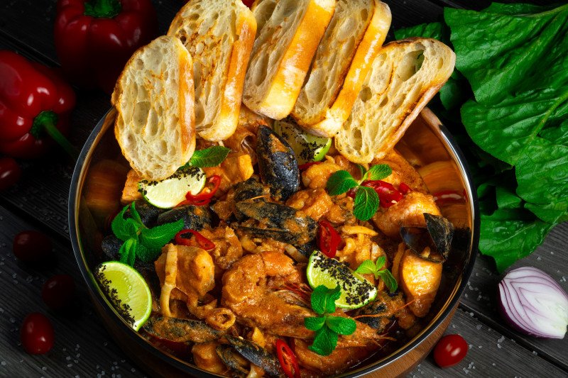 Морепродукты в соусе Том-Ям