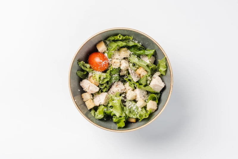 Салат Цезарь с курицей