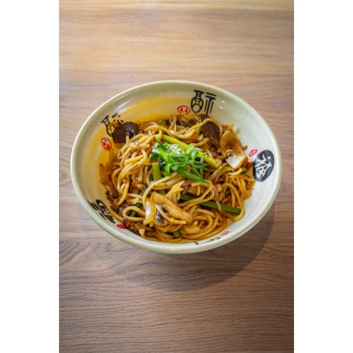 Лапша с говядиной и стрелками чеснока 