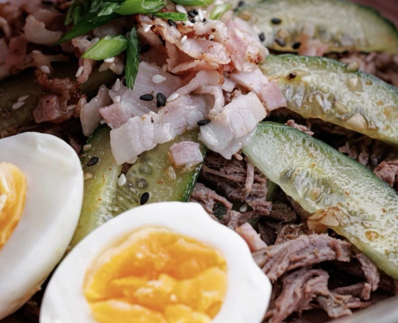 Салат по Тибетски с отварной говядиной и беконом (острое)