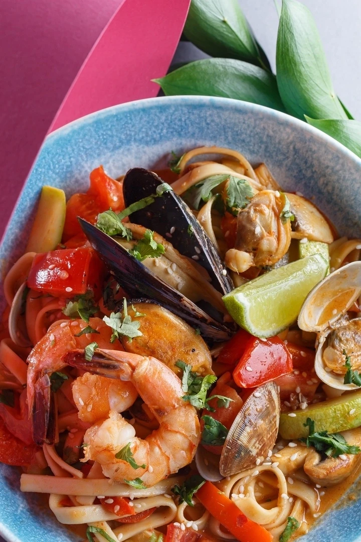 Лапша Том Ям с морепродуктами (острое)