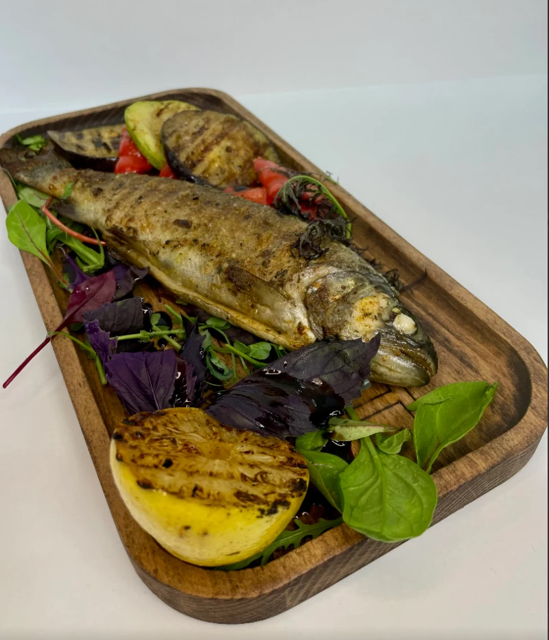 Форель на гриле с овощами 
