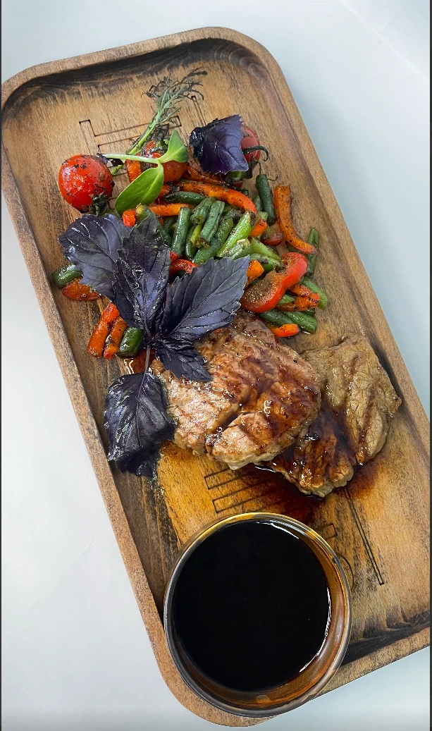 Медальоны из говядины с гранатовым соусом и овощамми гриль 