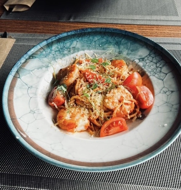 Паста с креветками и черри 