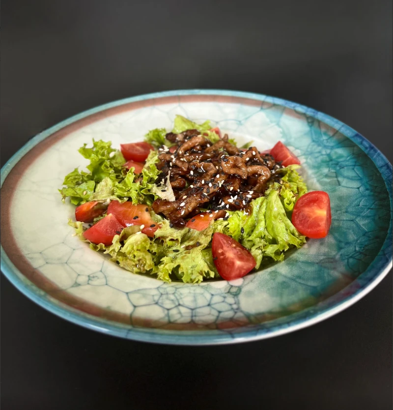 Теплый салат с говядиной 