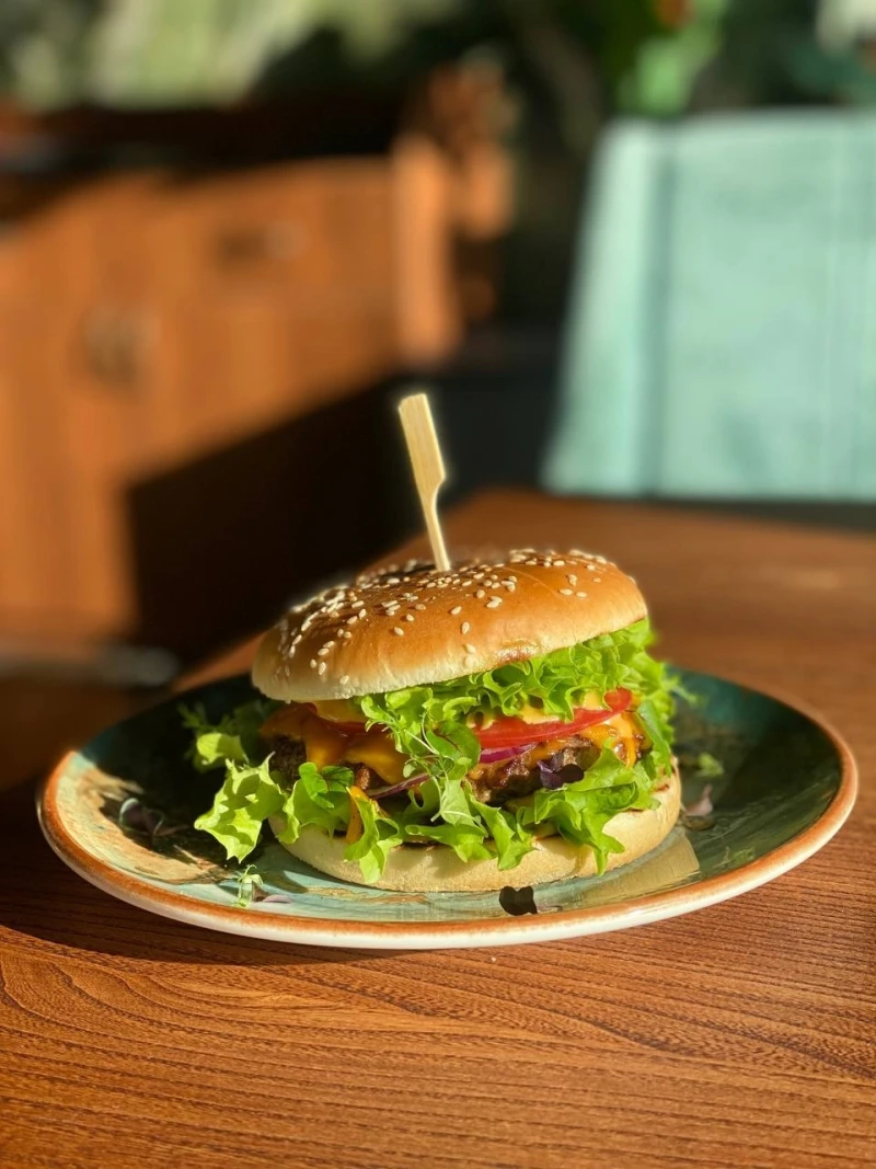 Бургер с куриным стейком 