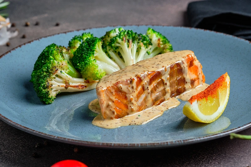 Стейк из семги с брокколи 