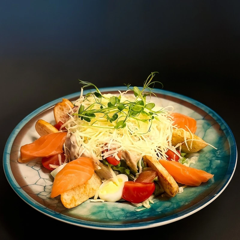 Салат Цезарь с сёмгой 