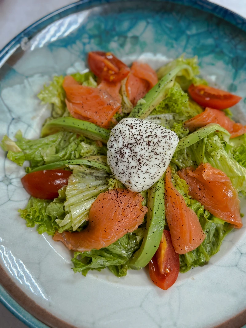Салат с малосольной сёмгой авокадо и яйцом пашот