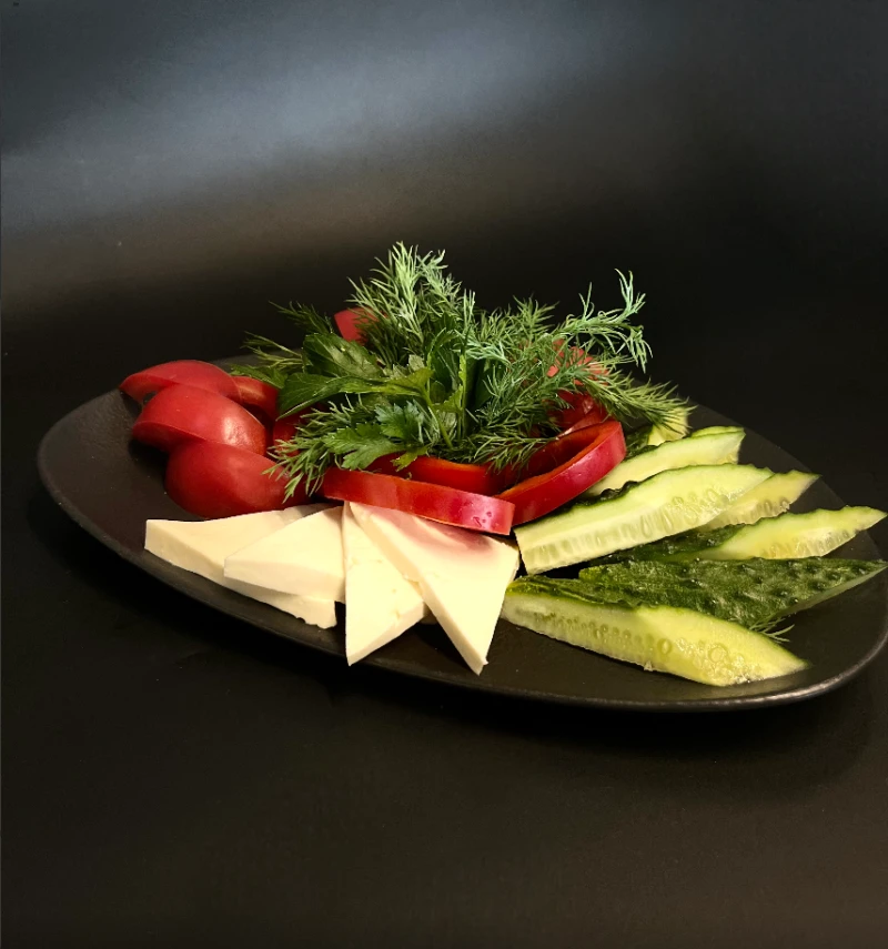 Свежие овощи с домашним сыром 