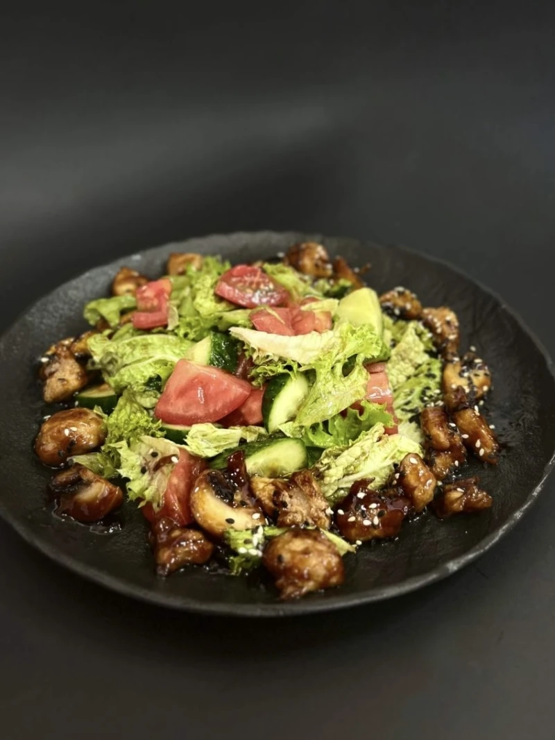 Салат с куриным попкорном в соусе терияки 