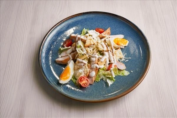 Салат Цезарь с курицей порц.240гр