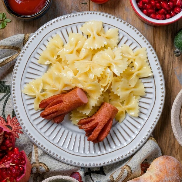 Макароны «Бабочки» с «Осьминожками» из сосисок