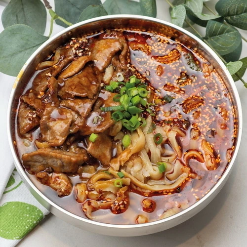 Лапша острая с говяжим бульоном