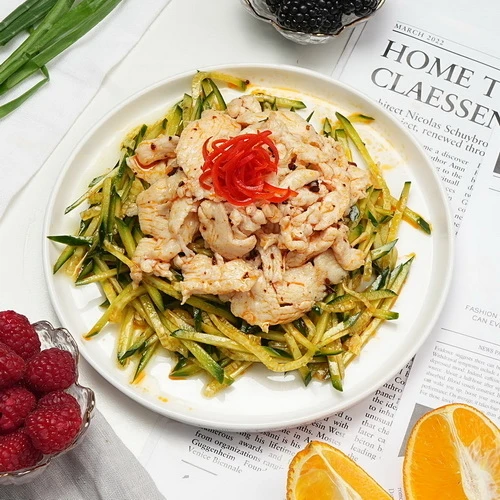 Нежная курочка с огурцами