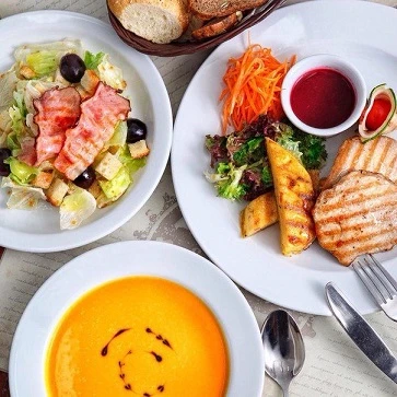 Комбо №2 /Кавказский салат, Ролл Цезарь запеченый/