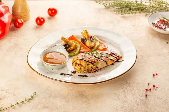 Куриное филе на гриле с овощами