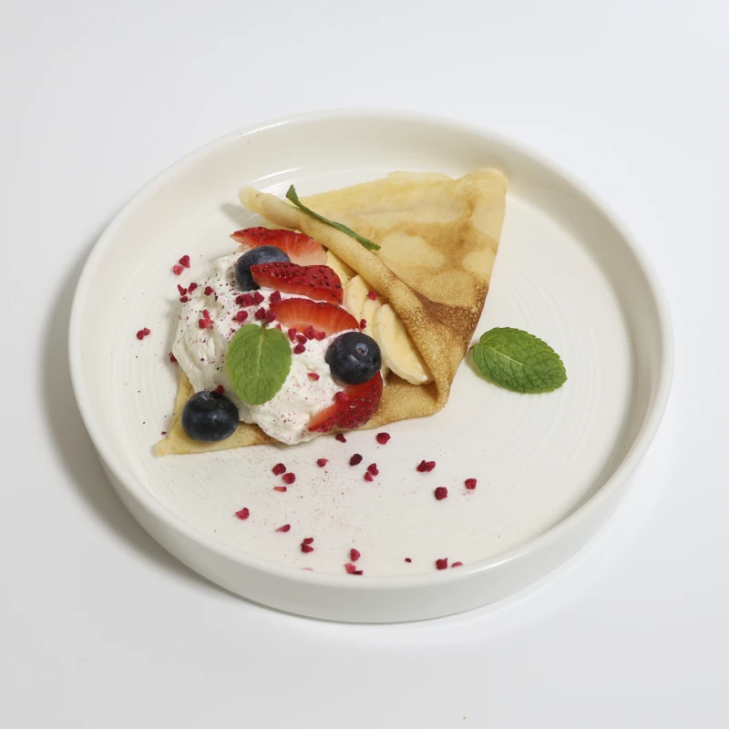 Блины со взбитым творогом и ягодами