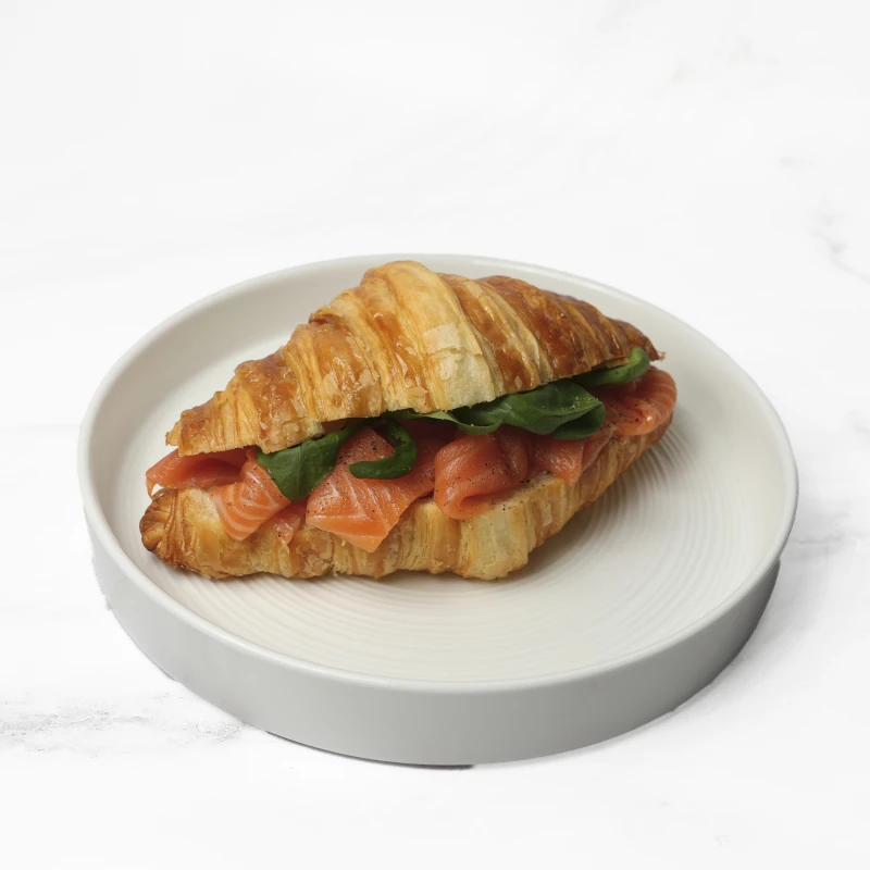 ♥ Круассан со слабосоленым лососем и базиликом 