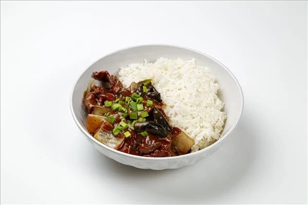 Говядина в кокосовом соусе и рис на пару