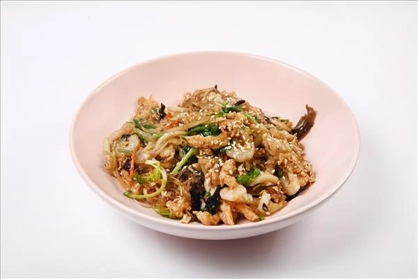 Лапша по-сингапурски с курицей и креветками