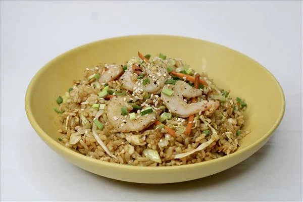 Вок рис с креветками и ананасами