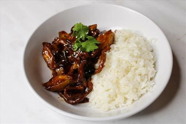 Баклажаны с говядиной по-гуанчжоуски и рис на пару