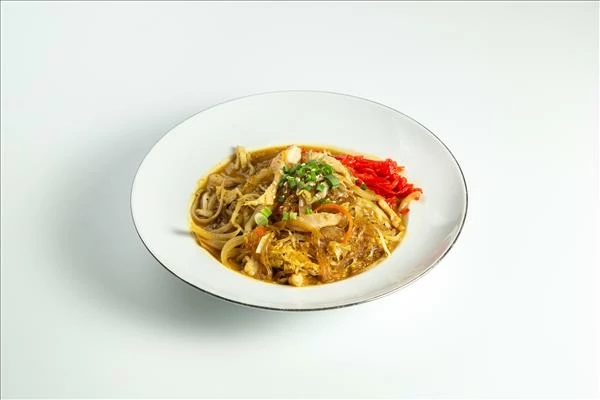 Лапша по-сингапурски с курицей и креветками