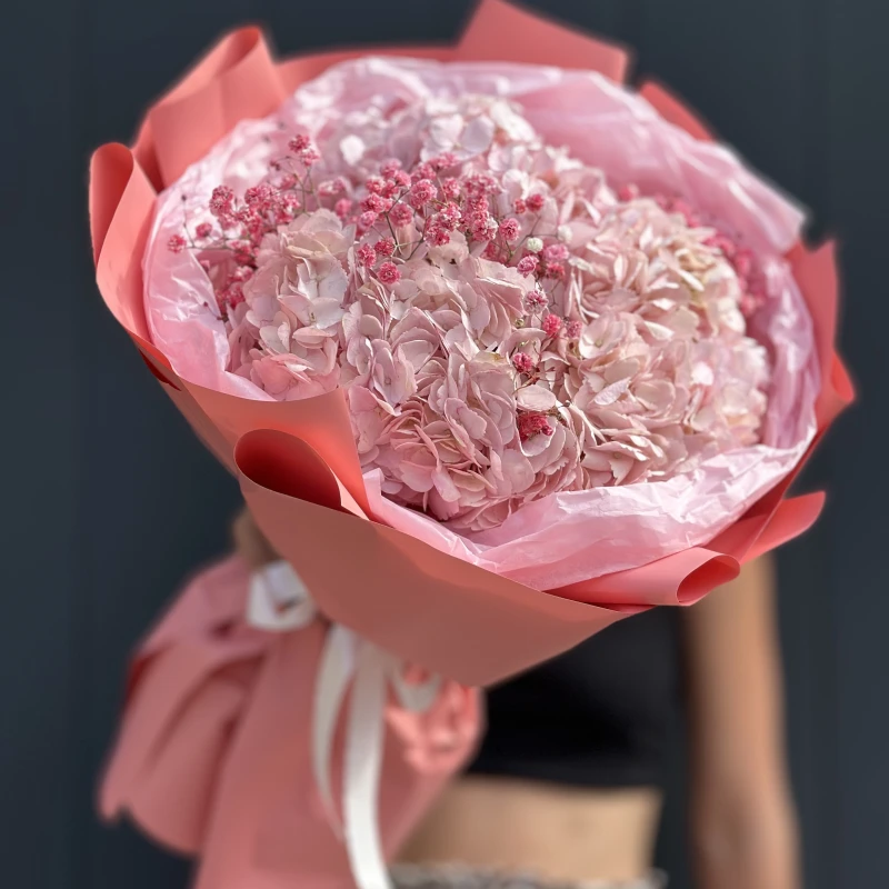 Букет из 3х розовых гортензий с гипсофилой