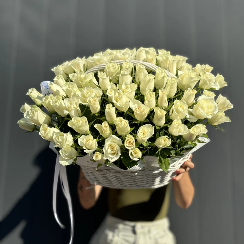 Композиция из 101 белой розы в корзине