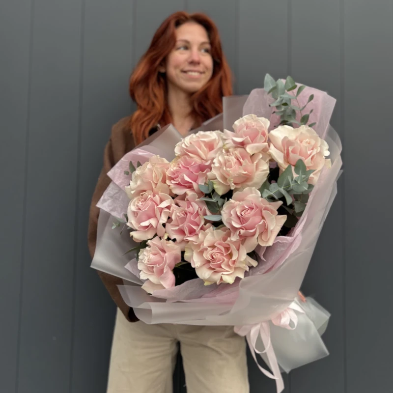 Букет из 11 Французских роз с эвкалиптом