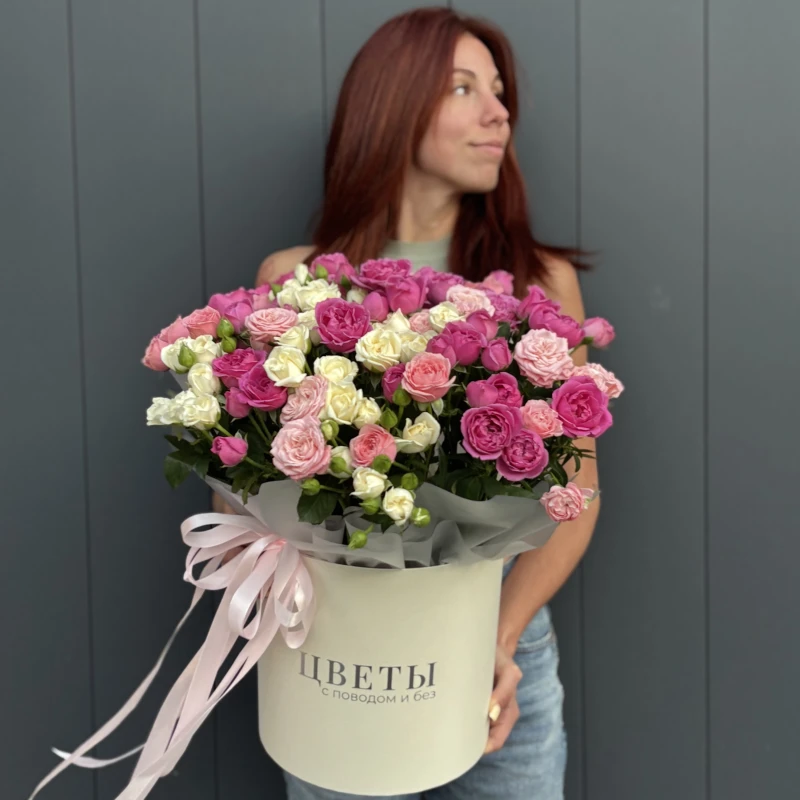 Композиция из 51 кустовой розы в коробке