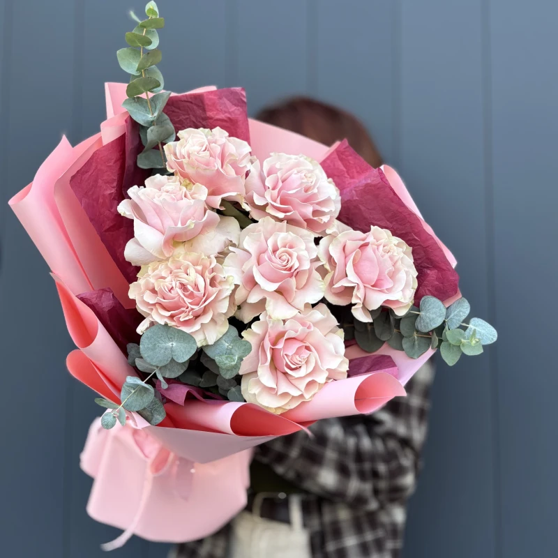 Букет из 7 Французских роз с эвкалиптом