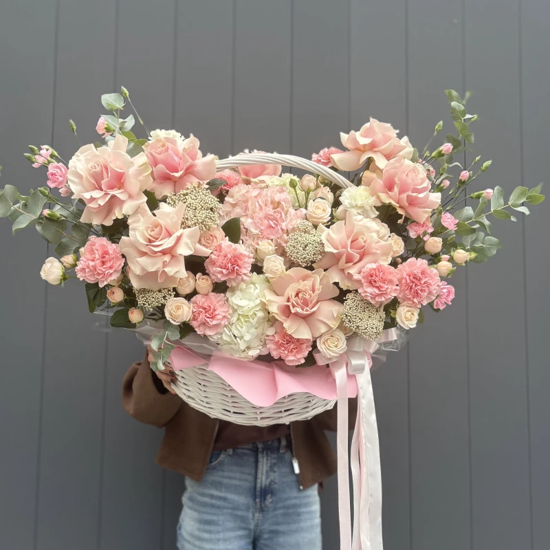 Композиция в корзине в нежных оттенках