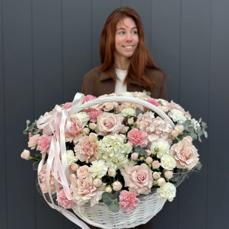 Нежная композиция в корзине