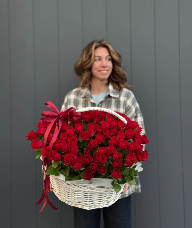 Композиция из 101 красной розы в корзине