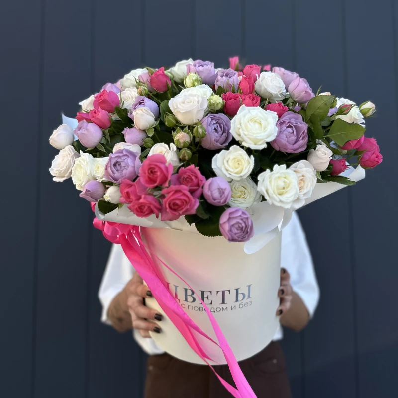 Композиция из 45 кустовых роз в коробке