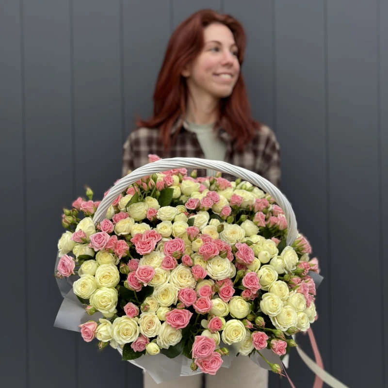 Композиция из 51 кустовой розы в корзине
