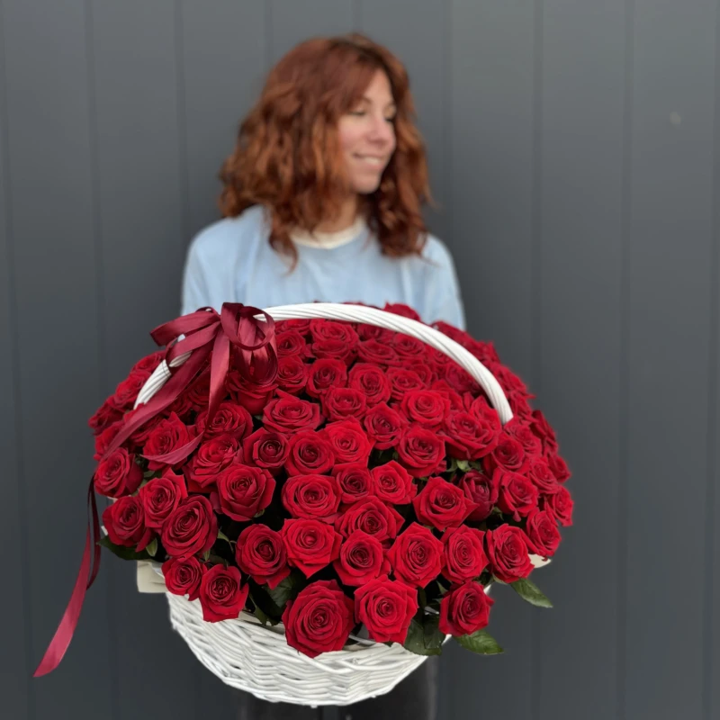 Композиция из 101 красной розы в корзине